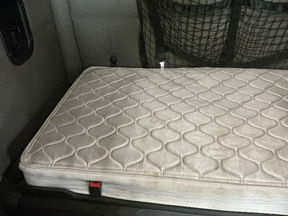 Sleeper Tractor-Heavy Duty Tractors-Freightliner-2021-T12664ST-Jacksonville-FL-519,460\n\t\tmiles-$ 60,250 - Image 17