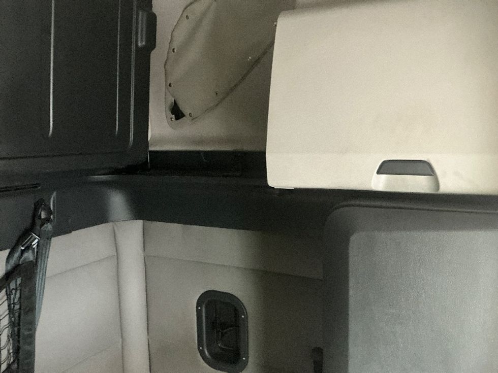 Sleeper Tractor-Heavy Duty Tractors-Freightliner-2021-T12664ST-Jacksonville-FL-519,460\n\t\tmiles-$ 60,250 - Image 18