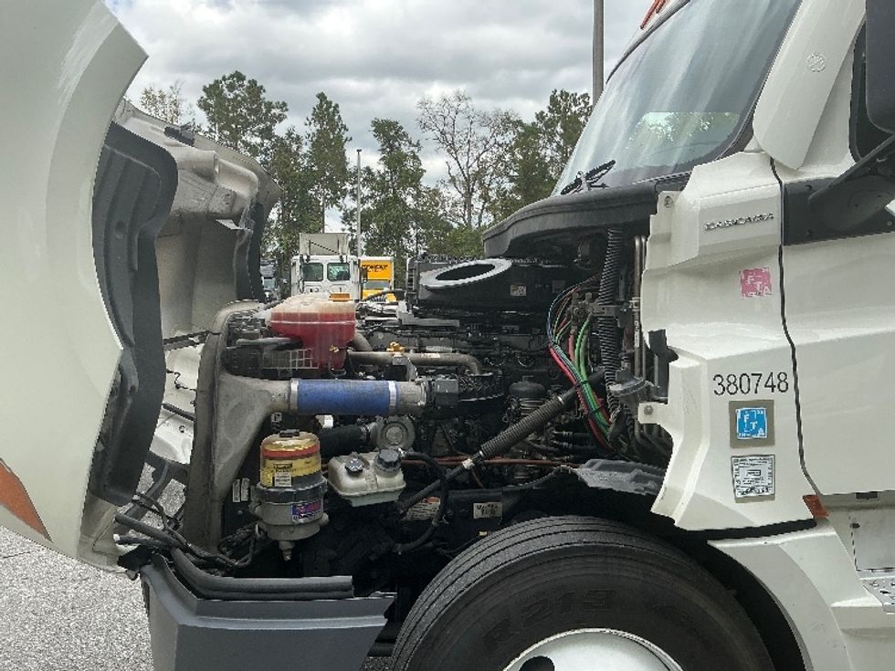 Sleeper Tractor-Heavy Duty Tractors-Freightliner-2021-T12664ST-Jacksonville-FL-519,460\n\t\tmiles-$ 60,250 - Image 21