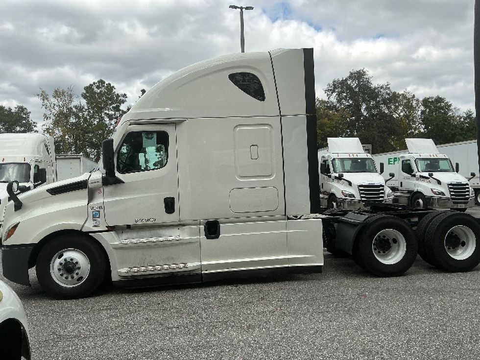 Sleeper Tractor-Heavy Duty Tractors-Freightliner-2021-T12664ST-Jacksonville-FL-519,460\n\t\tmiles-$ 60,250 - Image 4