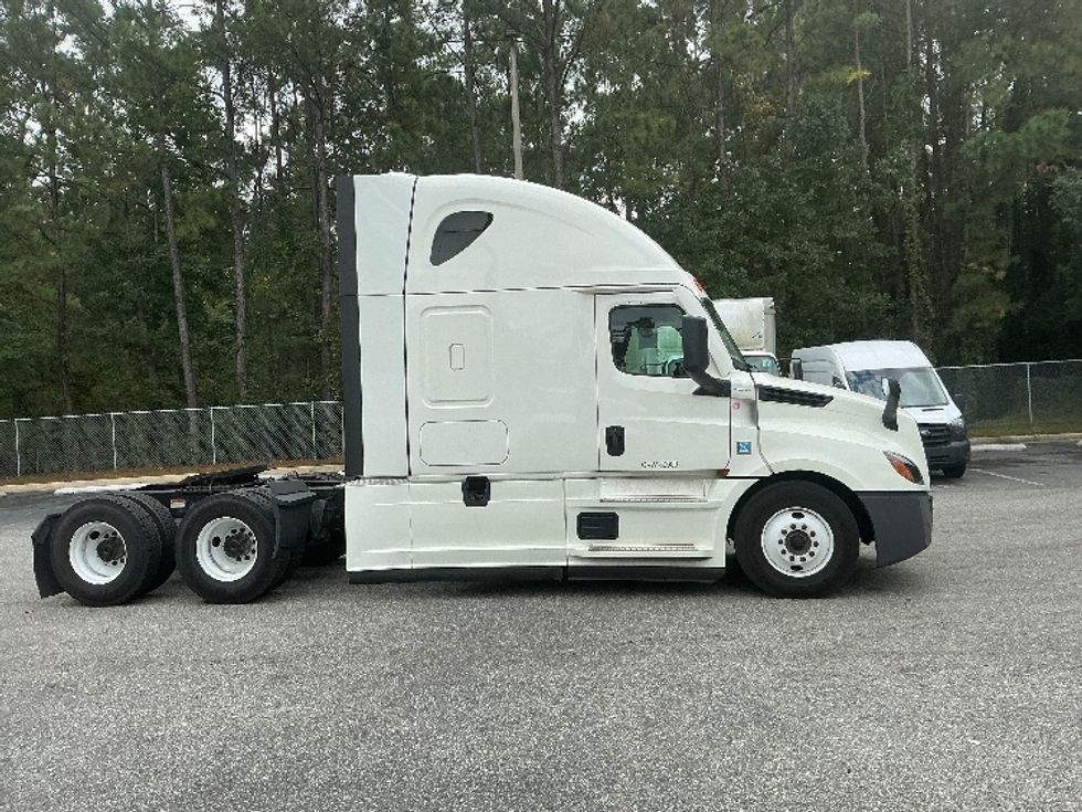 Sleeper Tractor-Heavy Duty Tractors-Freightliner-2021-T12664ST-Jacksonville-FL-519,460\n\t\tmiles-$ 60,250 - Image 8