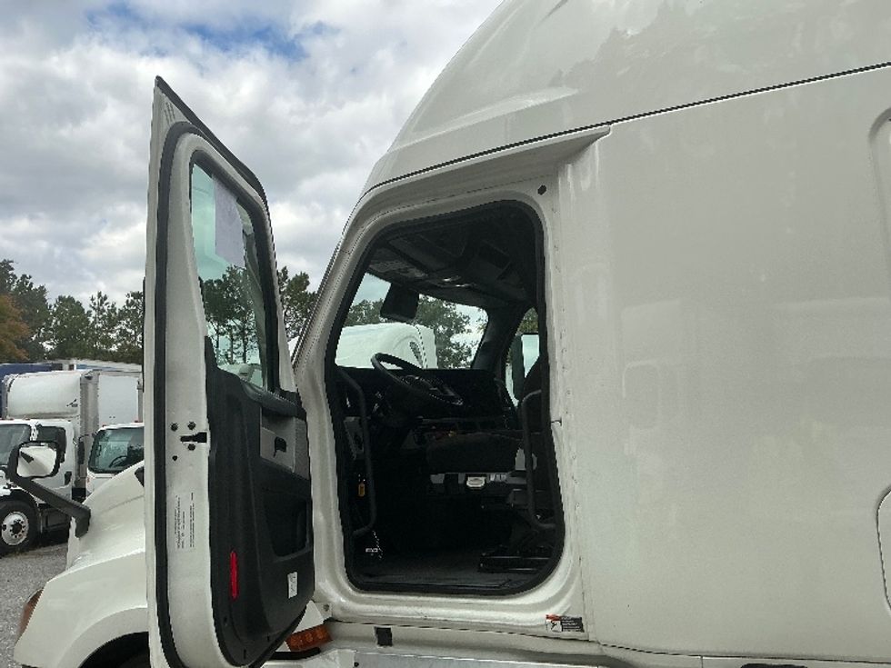 Sleeper Tractor-Heavy Duty Tractors-Freightliner-2021-T12664ST-Jacksonville-FL-519,460\n\t\tmiles-$ 60,250 - Image 9