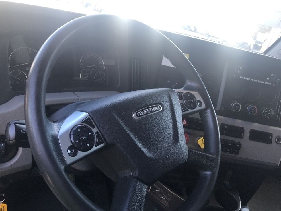 Sleeper Tractor-Heavy Duty Tractors-Freightliner-2021-T12664ST-Jacksonville-FL-526,478\n\t\tmiles-$ 61,000 - Image 10