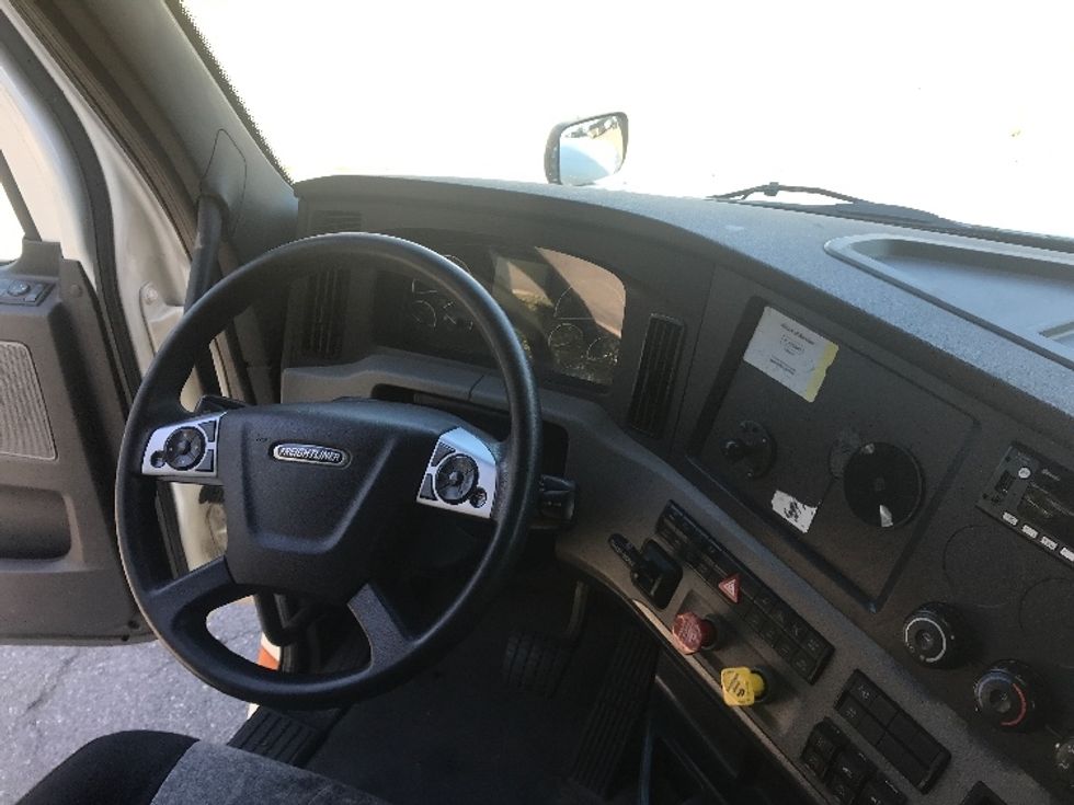 Sleeper Tractor-Heavy Duty Tractors-Freightliner-2021-T12664ST-Jacksonville-FL-526,478\n\t\tmiles-$ 61,000 - Image 11