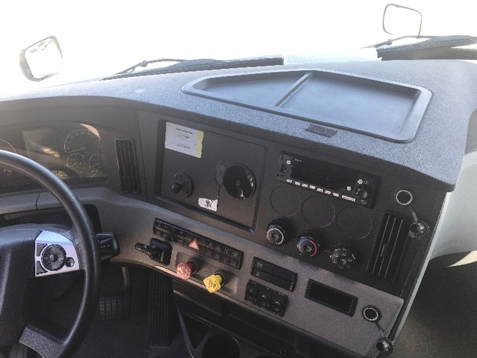 Sleeper Tractor-Heavy Duty Tractors-Freightliner-2021-T12664ST-Jacksonville-FL-526,478\n\t\tmiles-$ 61,000 - Image 12