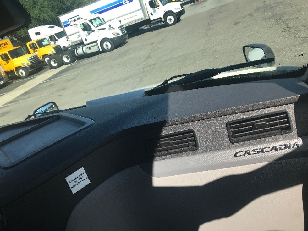 Sleeper Tractor-Heavy Duty Tractors-Freightliner-2021-T12664ST-Jacksonville-FL-526,478\n\t\tmiles-$ 61,000 - Image 14