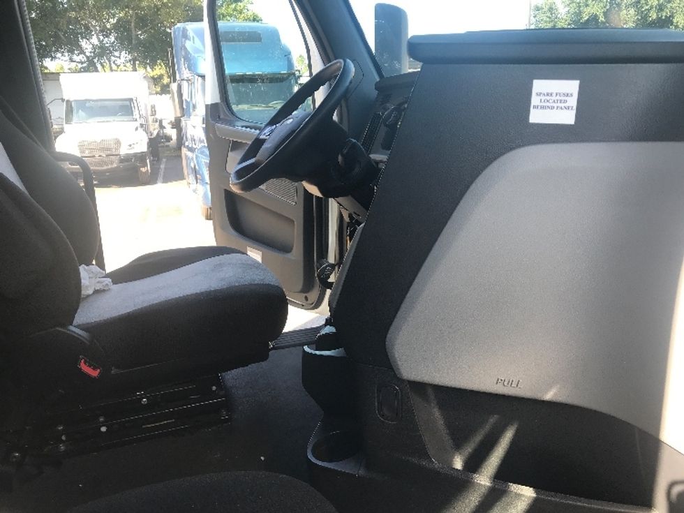 Sleeper Tractor-Heavy Duty Tractors-Freightliner-2021-T12664ST-Jacksonville-FL-526,478\n\t\tmiles-$ 61,000 - Image 15