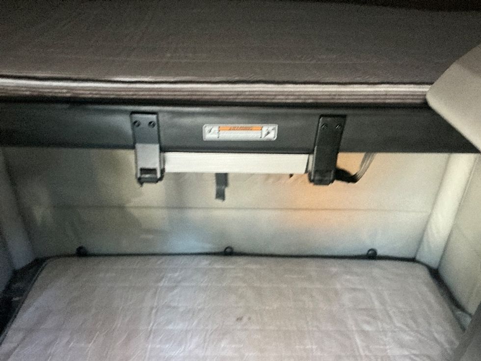 Sleeper Tractor-Heavy Duty Tractors-Freightliner-2021-T12664ST-Jacksonville-FL-526,478\n\t\tmiles-$ 61,000 - Image 17