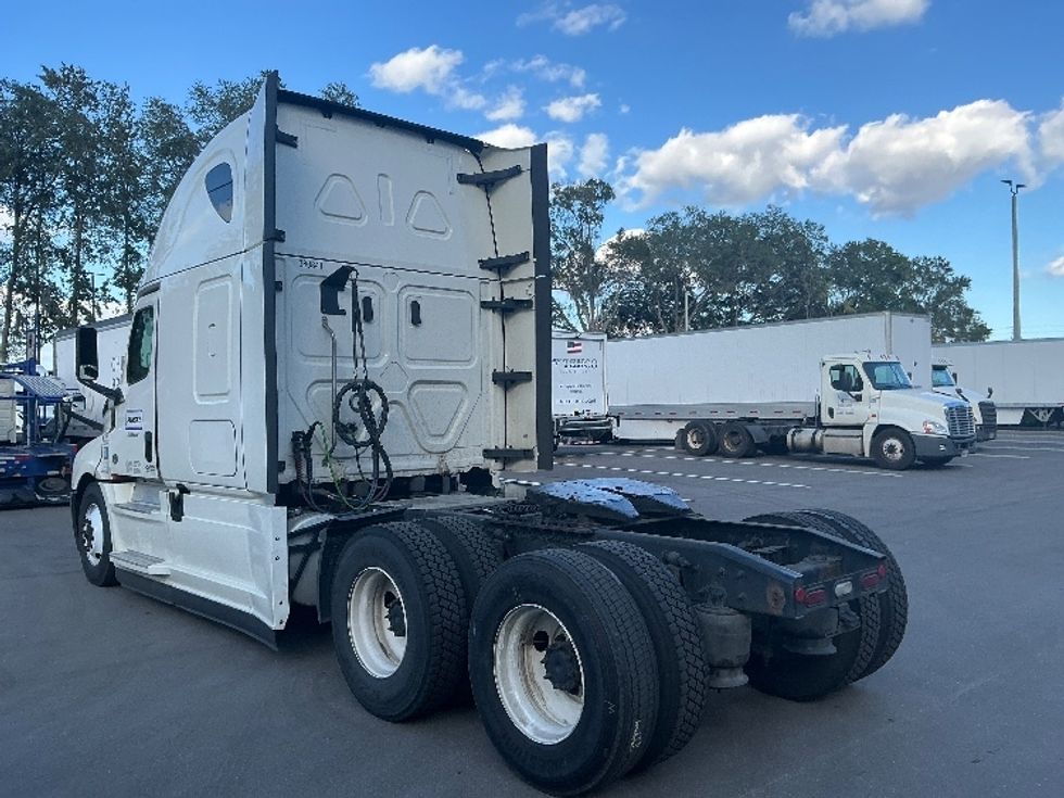 Sleeper Tractor-Heavy Duty Tractors-Freightliner-2021-T12664ST-Jacksonville-FL-526,478\n\t\tmiles-$ 61,000 - Image 5