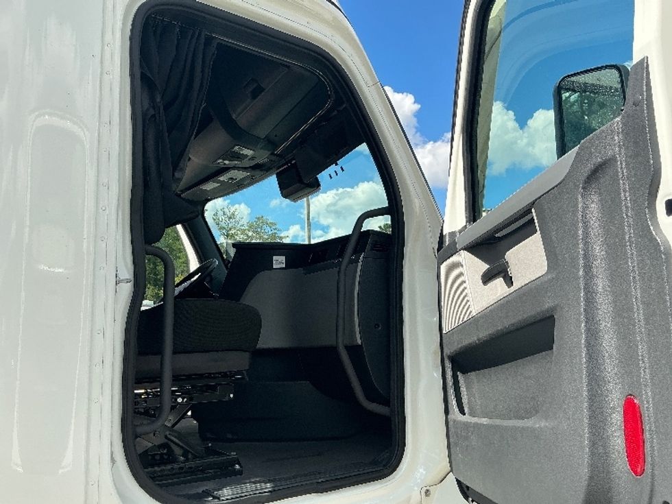 Sleeper Tractor-Heavy Duty Tractors-Freightliner-2021-T12664ST-Jacksonville-FL-529,620\n\t\tmiles-$ 60,750 - Image 13