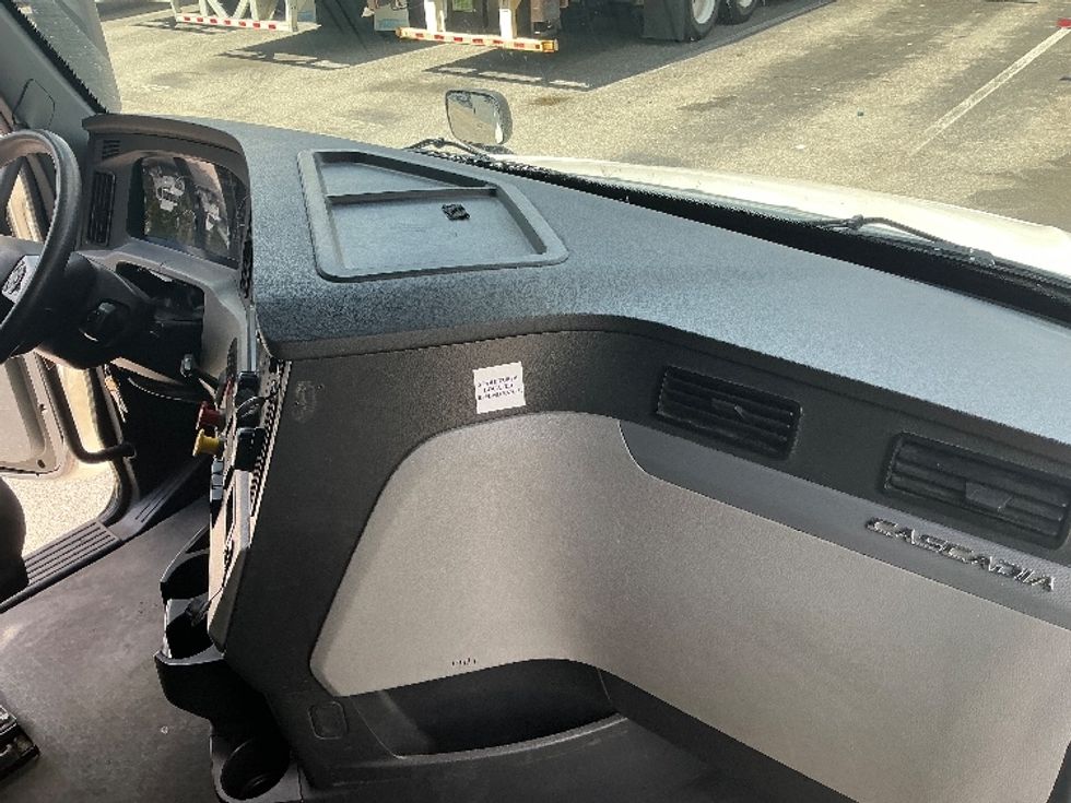 Sleeper Tractor-Heavy Duty Tractors-Freightliner-2021-T12664ST-Jacksonville-FL-529,620\n\t\tmiles-$ 60,750 - Image 14