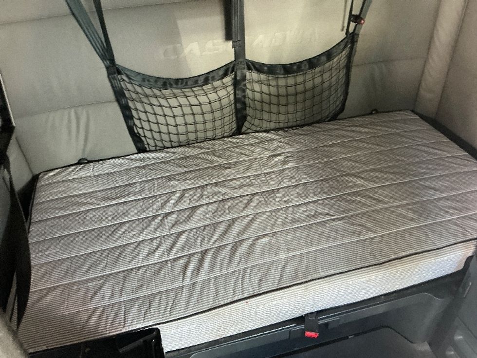 Sleeper Tractor-Heavy Duty Tractors-Freightliner-2021-T12664ST-Jacksonville-FL-529,620\n\t\tmiles-$ 60,750 - Image 17