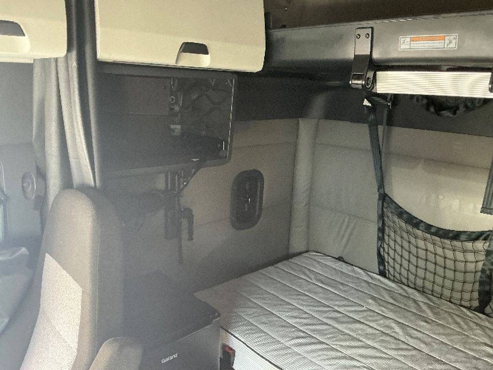 Sleeper Tractor-Heavy Duty Tractors-Freightliner-2021-T12664ST-Jacksonville-FL-529,620\n\t\tmiles-$ 60,750 - Image 19