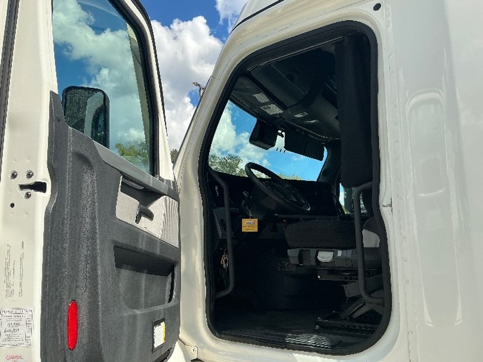 Sleeper Tractor-Heavy Duty Tractors-Freightliner-2021-T12664ST-Jacksonville-FL-529,620\n\t\tmiles-$ 60,750 - Image 9
