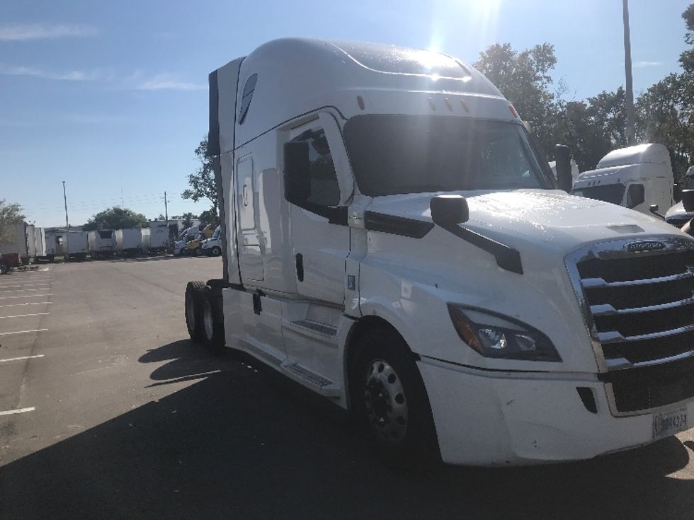 Sleeper Tractor-Heavy Duty Tractors-Freightliner-2021-T12664ST-Jacksonville-FL-552,791\n\t\tmiles-$ 60,250 - Image 1
