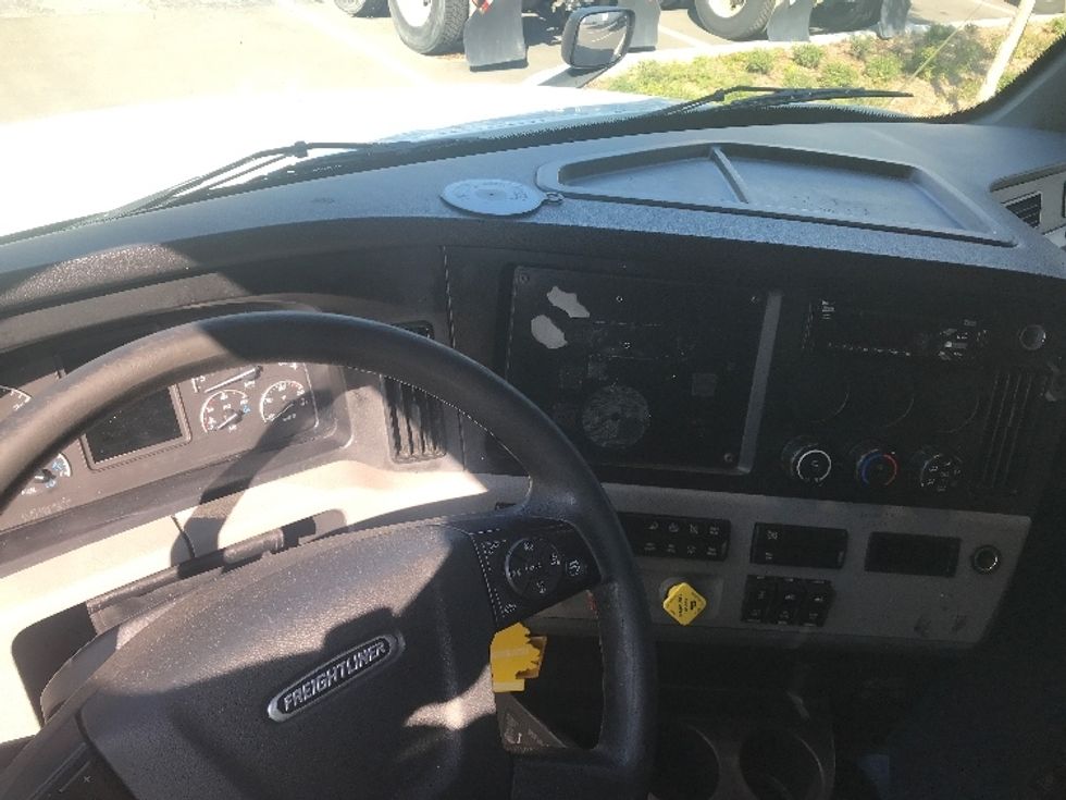 Sleeper Tractor-Heavy Duty Tractors-Freightliner-2021-T12664ST-Jacksonville-FL-552,791\n\t\tmiles-$ 60,250 - Image 11
