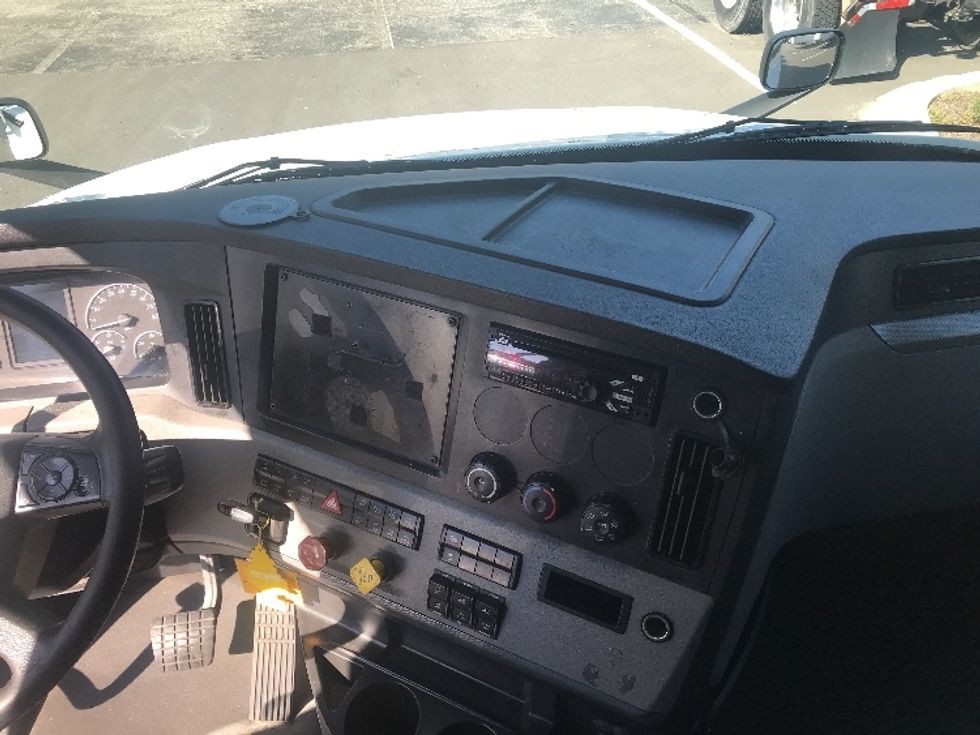 Sleeper Tractor-Heavy Duty Tractors-Freightliner-2021-T12664ST-Jacksonville-FL-552,791\n\t\tmiles-$ 60,250 - Image 12