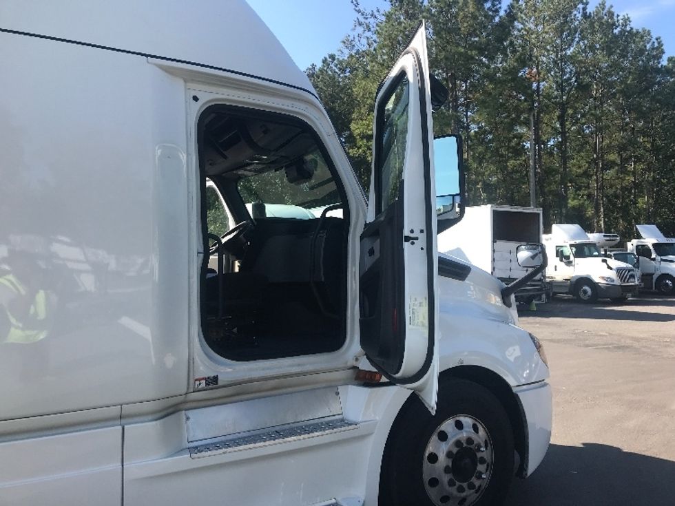 Sleeper Tractor-Heavy Duty Tractors-Freightliner-2021-T12664ST-Jacksonville-FL-552,791\n\t\tmiles-$ 60,250 - Image 13
