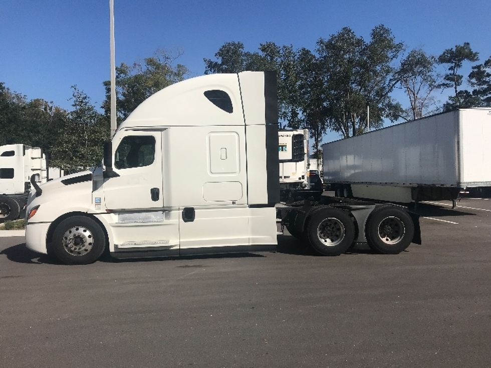 Sleeper Tractor-Heavy Duty Tractors-Freightliner-2021-T12664ST-Jacksonville-FL-552,791\n\t\tmiles-$ 60,250 - Image 4