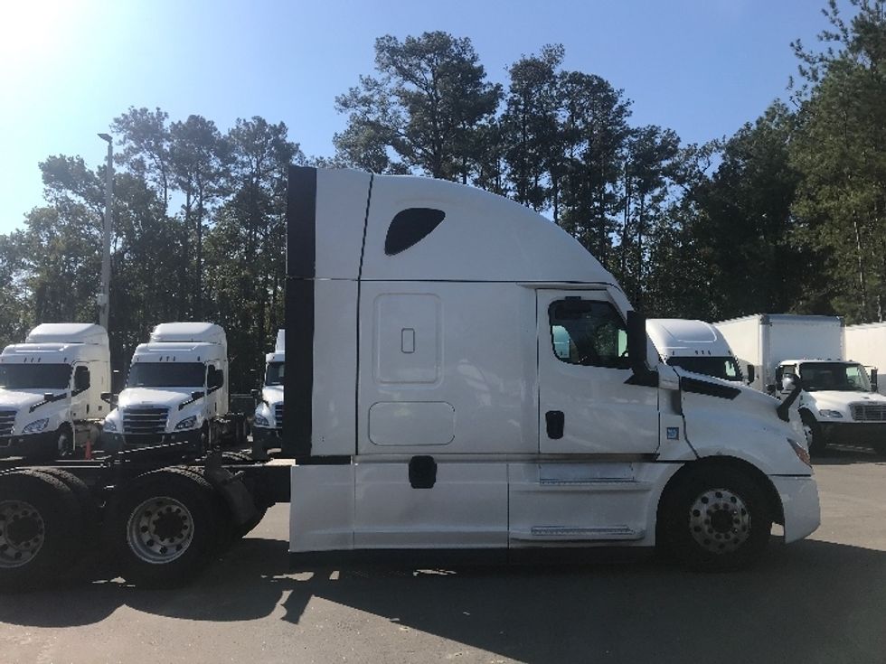 Sleeper Tractor-Heavy Duty Tractors-Freightliner-2021-T12664ST-Jacksonville-FL-552,791\n\t\tmiles-$ 60,250 - Image 8