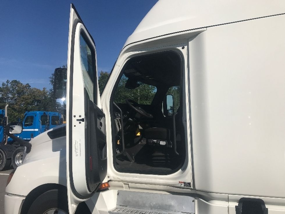 Sleeper Tractor-Heavy Duty Tractors-Freightliner-2021-T12664ST-Jacksonville-FL-552,791\n\t\tmiles-$ 60,250 - Image 9