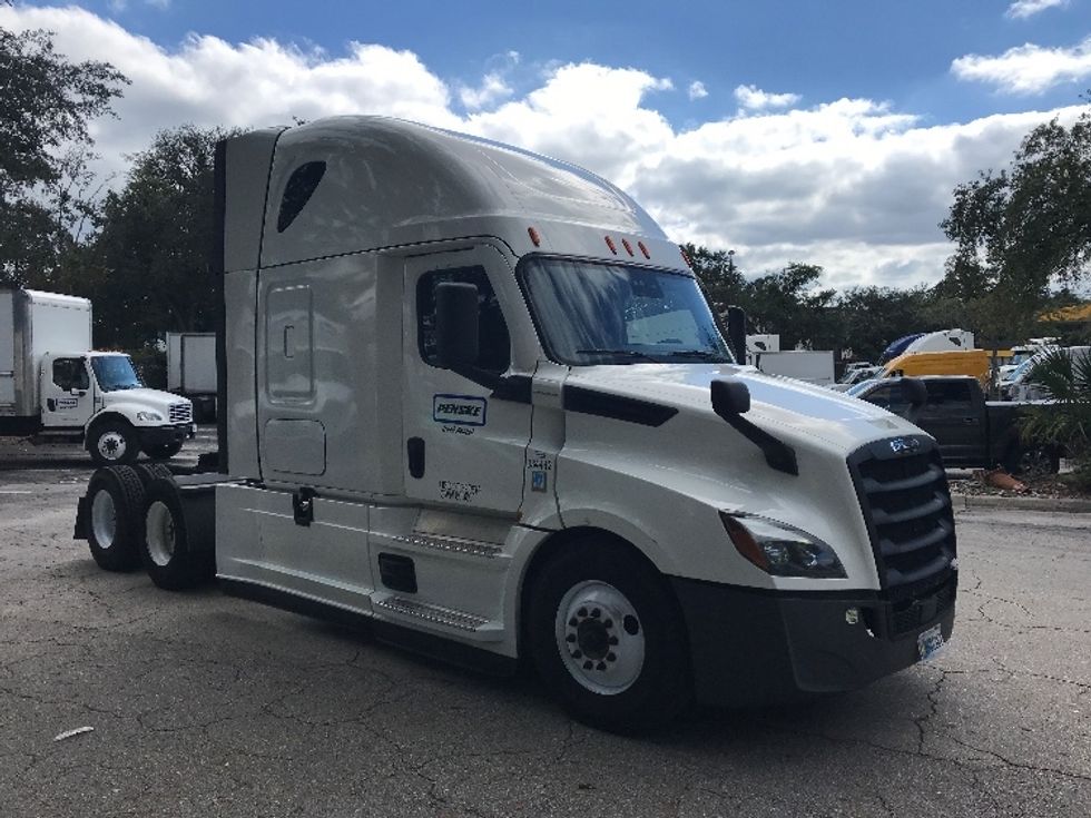 Sleeper Tractor-Heavy Duty Tractors-Freightliner-2021-T12664ST-Jacksonville-FL-599,067\n\t\tmiles-$ 54,750 - Image 1
