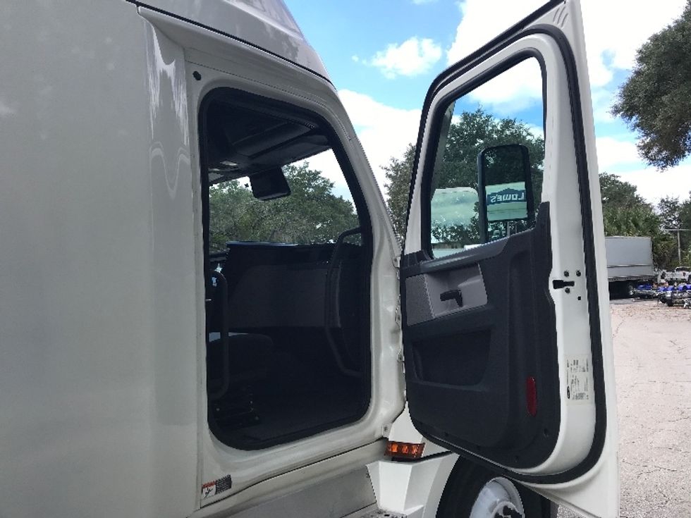 Sleeper Tractor-Heavy Duty Tractors-Freightliner-2021-T12664ST-Jacksonville-FL-599,067\n\t\tmiles-$ 54,750 - Image 13