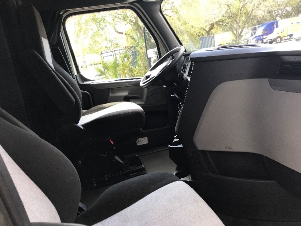 Sleeper Tractor-Heavy Duty Tractors-Freightliner-2021-T12664ST-Jacksonville-FL-599,067\n\t\tmiles-$ 54,750 - Image 15