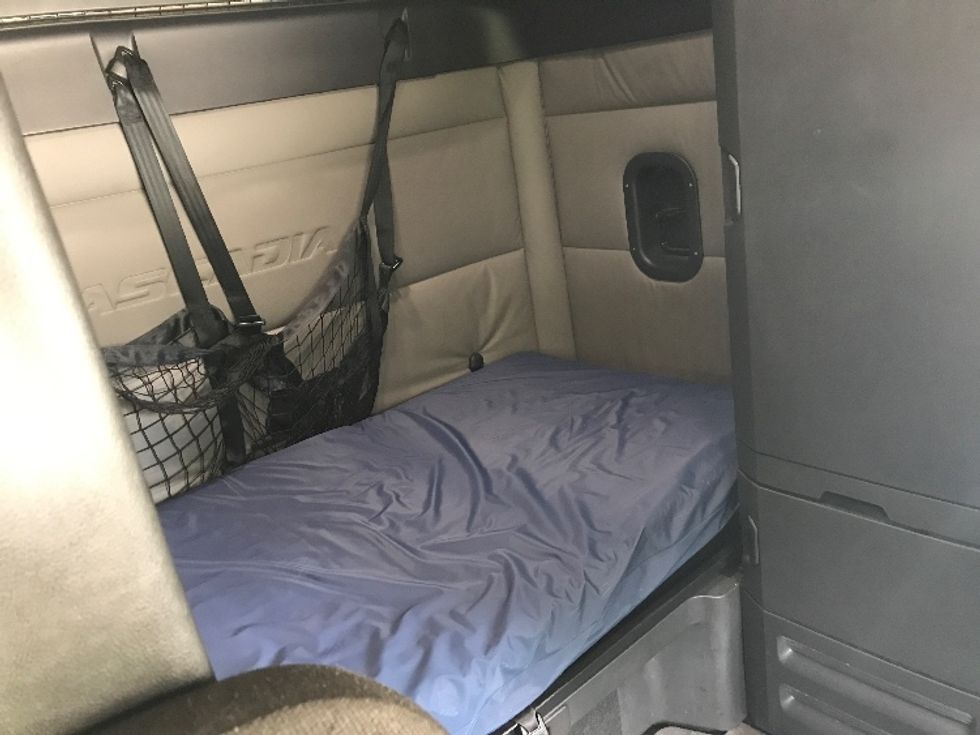 Sleeper Tractor-Heavy Duty Tractors-Freightliner-2021-T12664ST-Jacksonville-FL-599,067\n\t\tmiles-$ 54,750 - Image 16