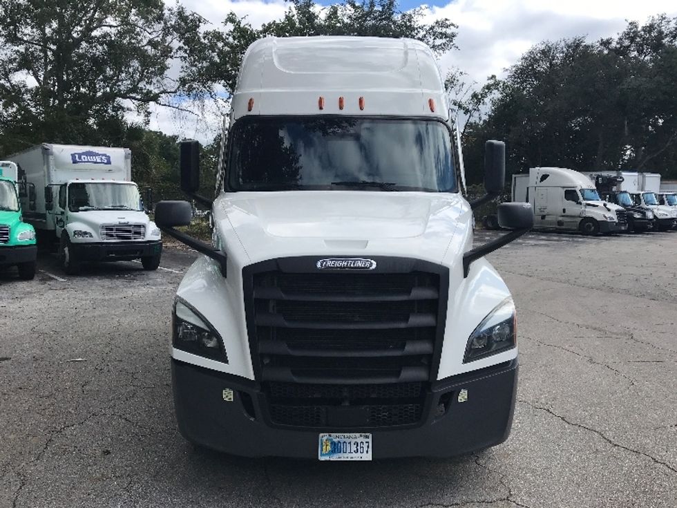 2021 Freightliner Cascadia 126" Sleeper Cab photo 2