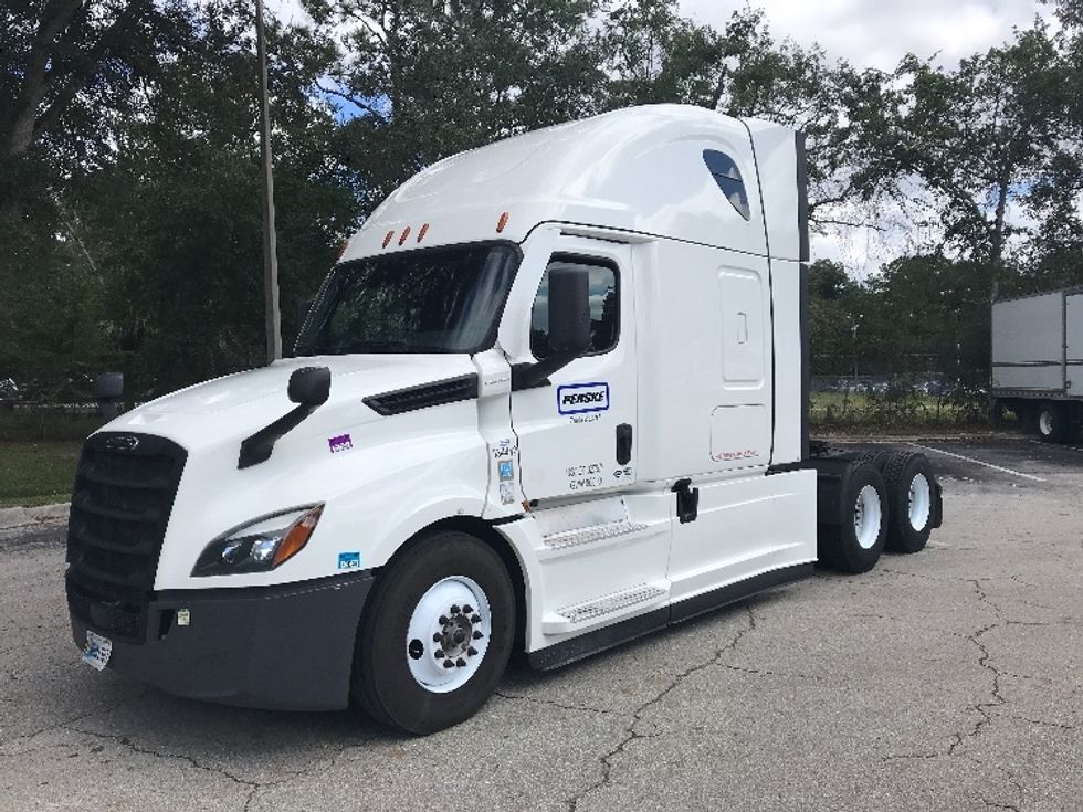 2021 Freightliner Cascadia 126" Sleeper Cab photo 3