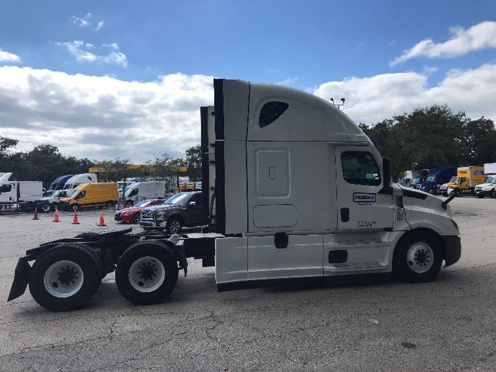 Sleeper Tractor-Heavy Duty Tractors-Freightliner-2021-T12664ST-Jacksonville-FL-599,067\n\t\tmiles-$ 54,750 - Image 8