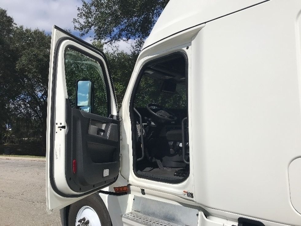 Sleeper Tractor-Heavy Duty Tractors-Freightliner-2021-T12664ST-Jacksonville-FL-599,067\n\t\tmiles-$ 54,750 - Image 9