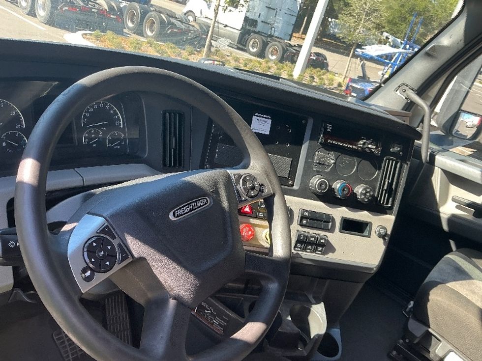 Sleeper Tractor-Heavy Duty Tractors-Freightliner-2021-T12664ST-Jacksonville-FL-602,705\n\t\tmiles-$ 54,500 - Image 10