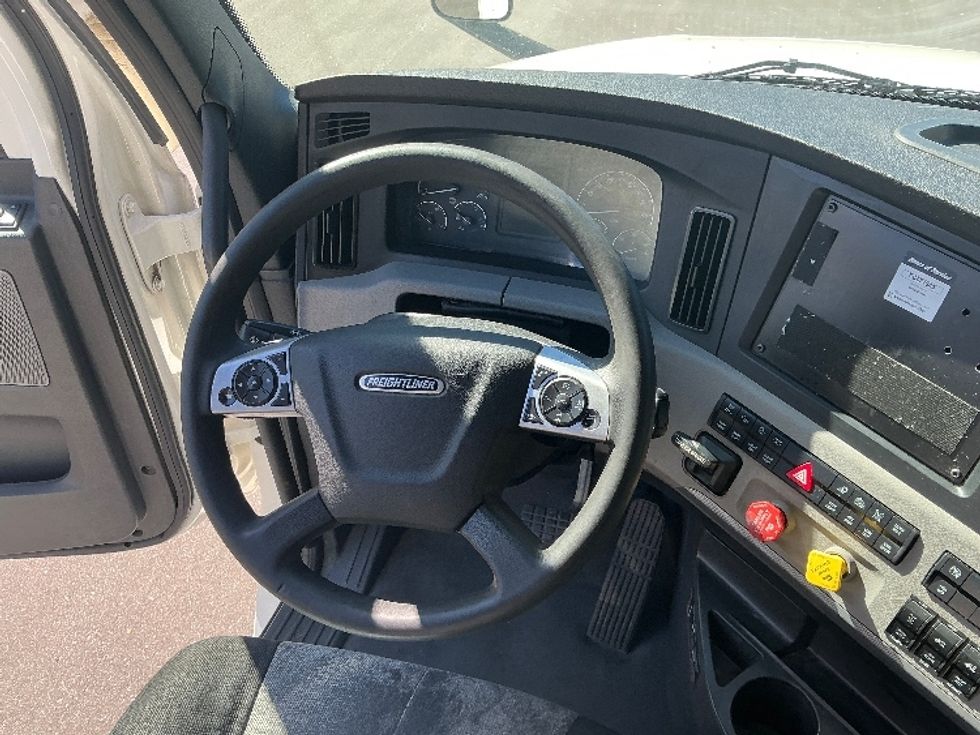 Sleeper Tractor-Heavy Duty Tractors-Freightliner-2021-T12664ST-Jacksonville-FL-602,705\n\t\tmiles-$ 54,500 - Image 11