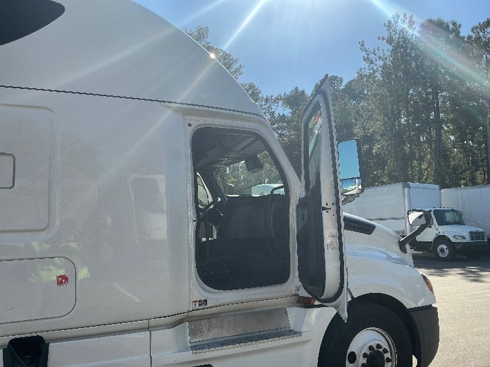 Sleeper Tractor-Heavy Duty Tractors-Freightliner-2021-T12664ST-Jacksonville-FL-602,705\n\t\tmiles-$ 54,500 - Image 13