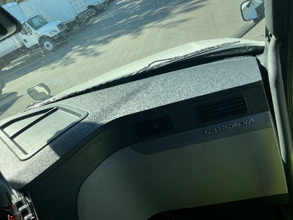 Sleeper Tractor-Heavy Duty Tractors-Freightliner-2021-T12664ST-Jacksonville-FL-602,705\n\t\tmiles-$ 54,500 - Image 14