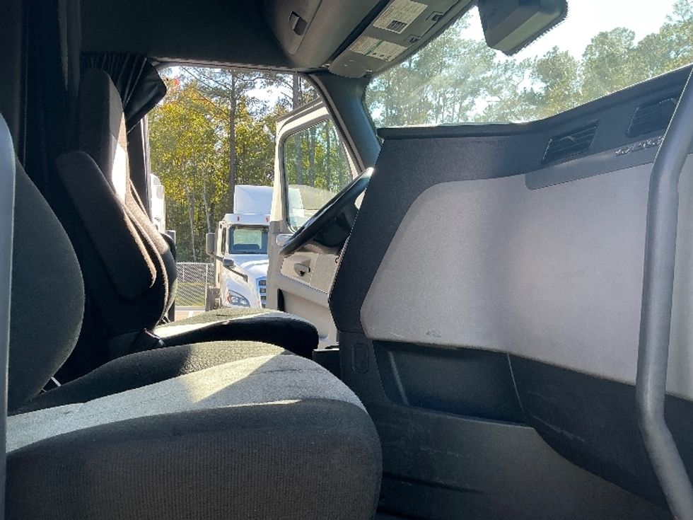 Sleeper Tractor-Heavy Duty Tractors-Freightliner-2021-T12664ST-Jacksonville-FL-602,705\n\t\tmiles-$ 54,500 - Image 15