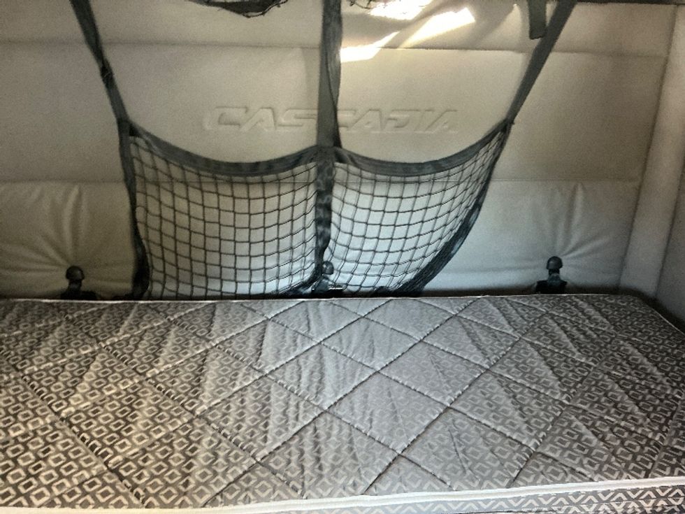 Sleeper Tractor-Heavy Duty Tractors-Freightliner-2021-T12664ST-Jacksonville-FL-602,705\n\t\tmiles-$ 54,500 - Image 16