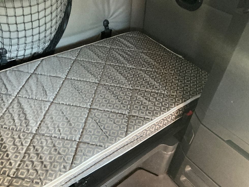 Sleeper Tractor-Heavy Duty Tractors-Freightliner-2021-T12664ST-Jacksonville-FL-602,705\n\t\tmiles-$ 54,500 - Image 17