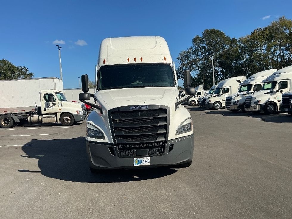 Sleeper Tractor-Heavy Duty Tractors-Freightliner-2021-T12664ST-Jacksonville-FL-602,705\n\t\tmiles-$ 54,500 - Image 2