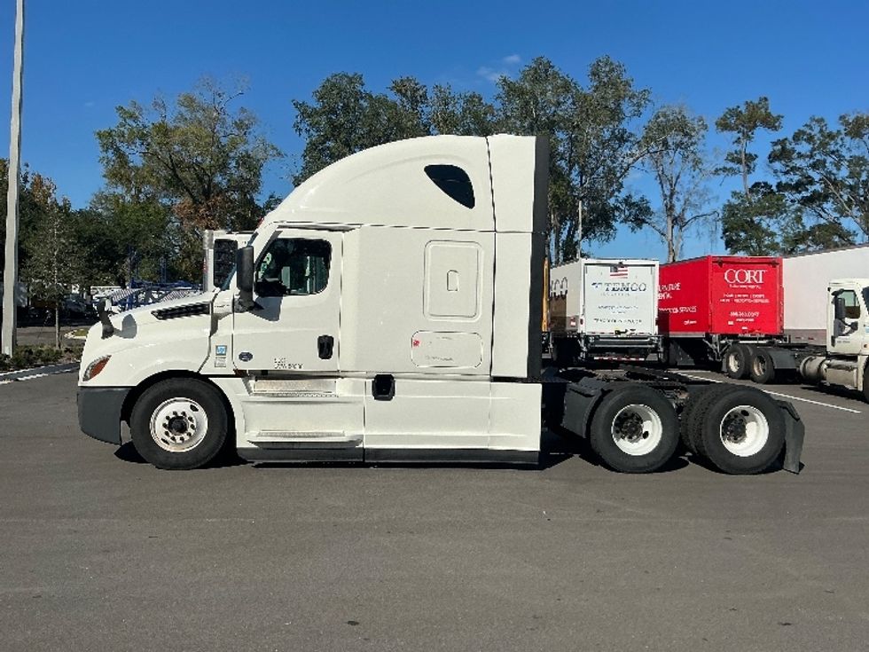 Sleeper Tractor-Heavy Duty Tractors-Freightliner-2021-T12664ST-Jacksonville-FL-602,705\n\t\tmiles-$ 54,500 - Image 4