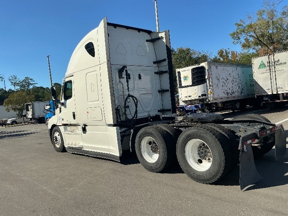 Sleeper Tractor-Heavy Duty Tractors-Freightliner-2021-T12664ST-Jacksonville-FL-602,705\n\t\tmiles-$ 54,500 - Image 5
