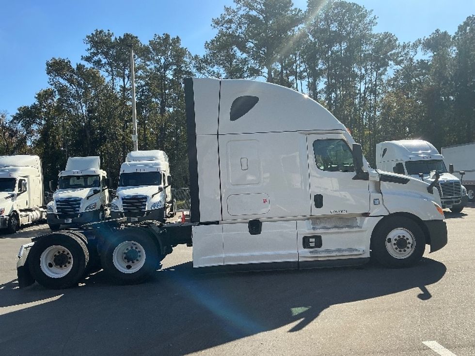 Sleeper Tractor-Heavy Duty Tractors-Freightliner-2021-T12664ST-Jacksonville-FL-602,705\n\t\tmiles-$ 54,500 - Image 8