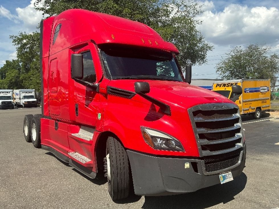 Sleeper Tractor-Heavy Duty Tractors-Freightliner-2021-T12664ST-Jacksonville-FL-627,129\n\t\tmiles-$ 46,250 - Image 1