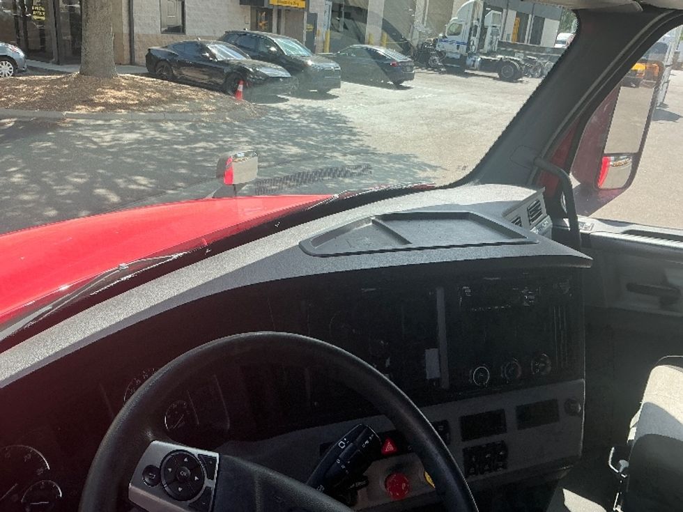 Sleeper Tractor-Heavy Duty Tractors-Freightliner-2021-T12664ST-Jacksonville-FL-627,129\n\t\tmiles-$ 46,250 - Image 10