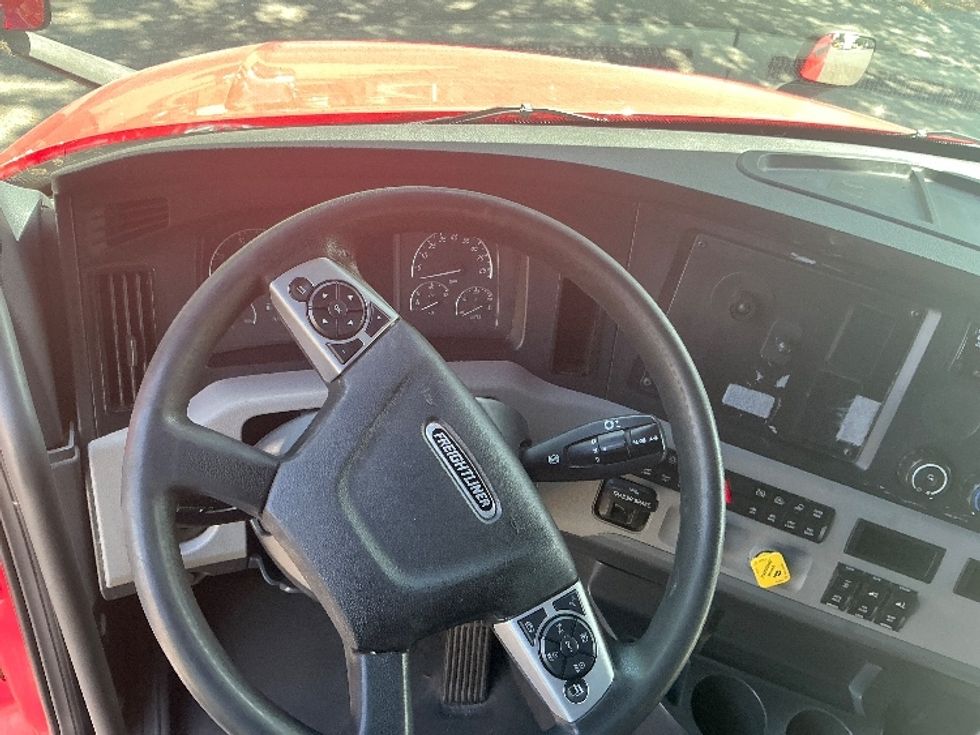 Sleeper Tractor-Heavy Duty Tractors-Freightliner-2021-T12664ST-Jacksonville-FL-627,129\n\t\tmiles-$ 46,250 - Image 11