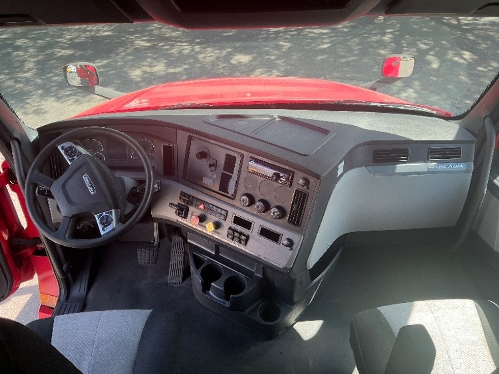 Sleeper Tractor-Heavy Duty Tractors-Freightliner-2021-T12664ST-Jacksonville-FL-627,129\n\t\tmiles-$ 46,250 - Image 12