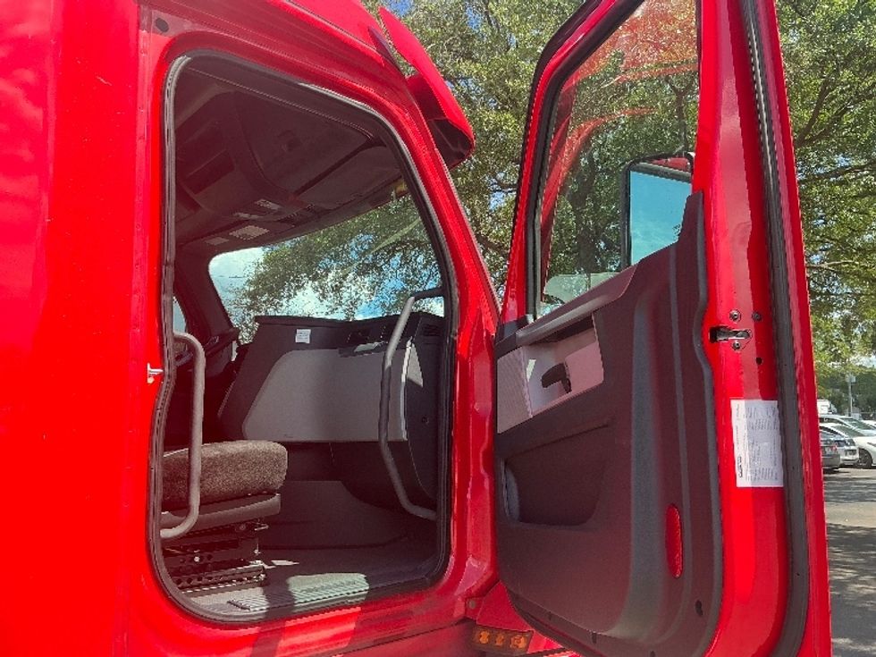 Sleeper Tractor-Heavy Duty Tractors-Freightliner-2021-T12664ST-Jacksonville-FL-627,129\n\t\tmiles-$ 46,250 - Image 13