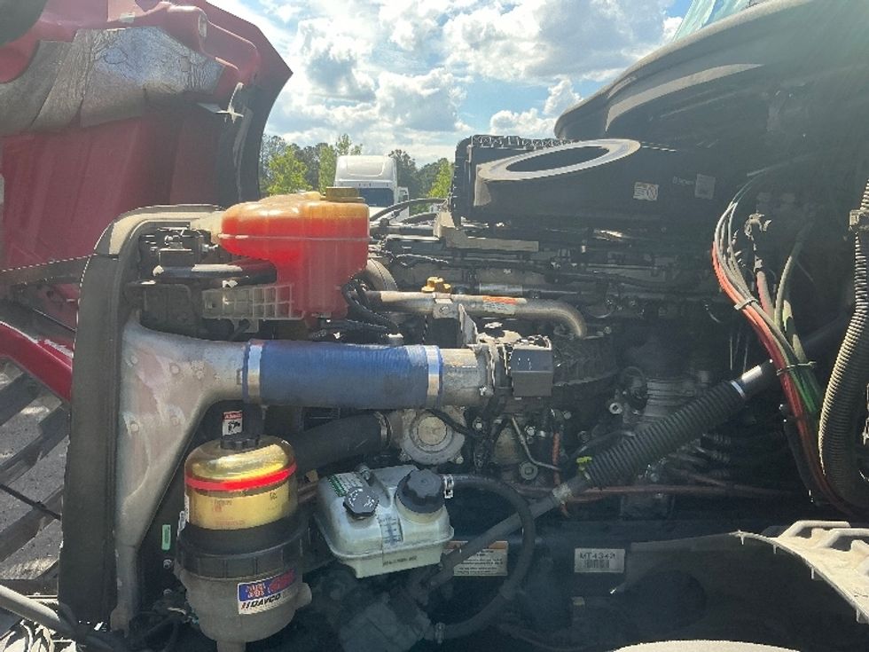 Sleeper Tractor-Heavy Duty Tractors-Freightliner-2021-T12664ST-Jacksonville-FL-627,129\n\t\tmiles-$ 46,250 - Image 21